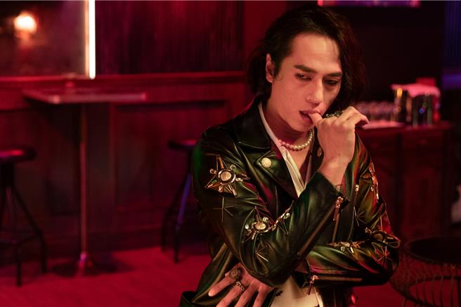 庄凯勛剧中尝试大胆妆容与华丽造型。（红杉娱乐提供）