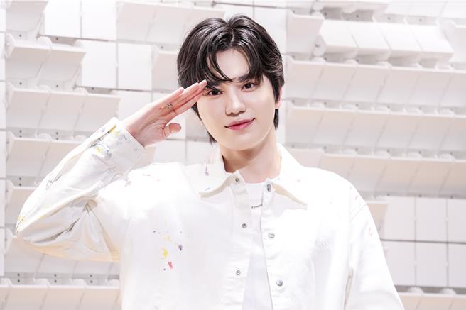 李成种以前辈身分给予正在当兵的许光汉鼓励和意见。（罗永铭摄）