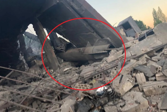 以色列轰炸黎巴嫩境内的可疑据点，在被炸塌的废墟里发现伊朗制的短程弹道飞弹。(图/x)