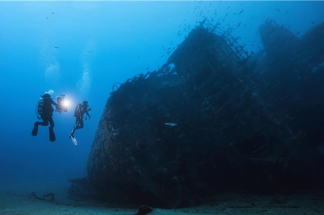 金钟制作人李景白制作导演的《沈睡的水下巨人》入围最佳摄影。（公视提供）