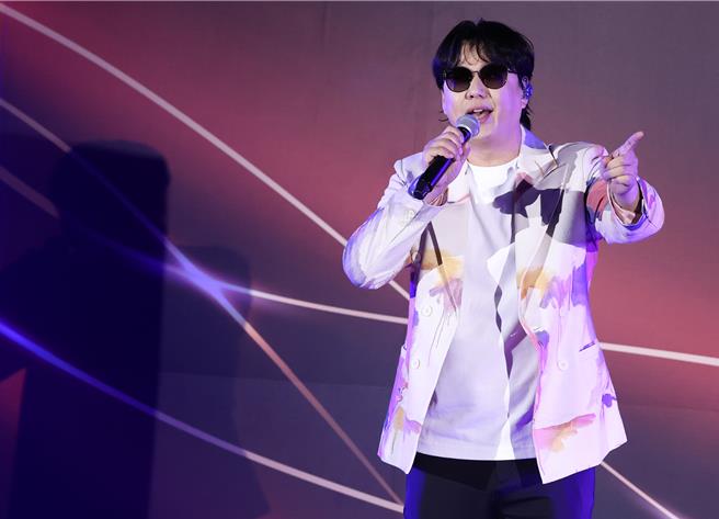 萧煌奇26日为旺旺中时房产金牌奖晚宴献唱。（陈俊吉摄）