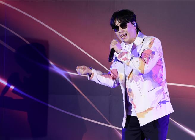 萧煌奇压轴送上3首歌，吸引全场贵宾大合唱。（陈俊吉摄）