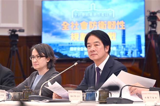 总统府「全社会防卫韧性委员会」首场会议今天下午登场，赖清德总统在会中强调，民力训练等五大主轴重点工作，让国家面临灾难或紧急状况时，整个社会可以持续运作（总统府提供）