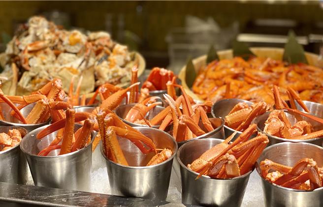 10月31日前，「新食谱全日餐厅」推出特别优惠，平日晚餐餐期4人同行1人免费，每人千元出头即可饱尝全新推出的松叶蟹海鲜桶等丰盛美食。(李方艾美酒店提供)