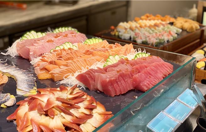 生鱼片刺身区，师傅不仅厚切鲑鱼、鲔鱼、北寄贝等高檔食材，再以大量鲑鱼卵妆点，视觉味觉皆诱人。(李方艾美酒店提供)