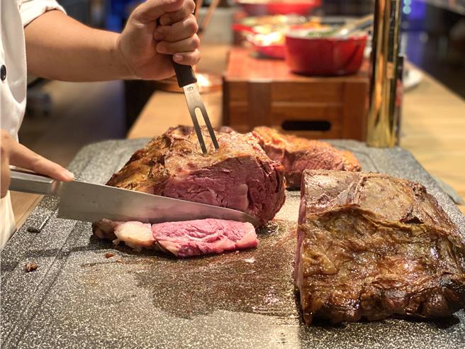 「新食谱全日餐厅」供应现切炉烤肋眼牛排、战斧小猪排、羊排、现冲牛肉汤、现煎鲑鱼排等，多款肉品满足肉食族。(李方艾美酒店提供)