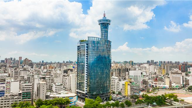 李方艾美酒店位于台中火车站对面，交通便利，饭店推出消费满额抽奖活动，有机会入住价值25万元的总统套房。(李方艾美酒店提供)