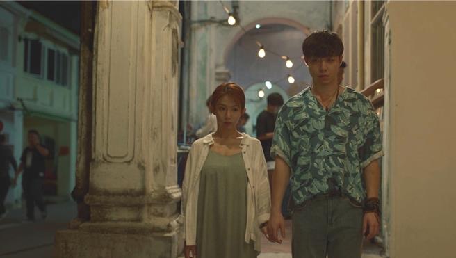 郭書瑤（左）和宗子杰在《流氓驅魔師》中令人揪心的愛情逼哭不少觀眾。（威視電影提供）