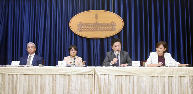 全社會防衛韌性委員會第1次委員會議26日舉行，會後國安會副祕書長徐斯儉（左起）、內政部長劉世芳、總統府副祕書長張惇涵及總統府發言人郭雅慧回答媒體詢問。（范揚光攝）