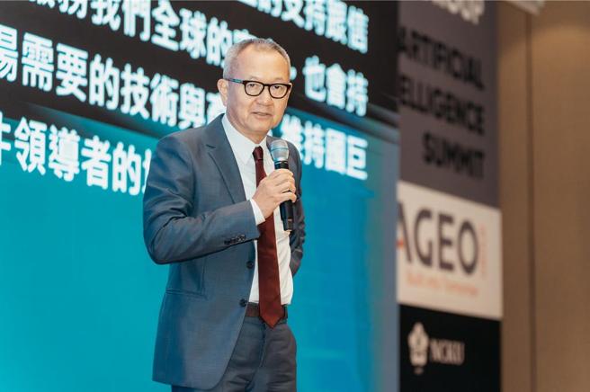 国巨董事长陈泰铭看AI革命在一局上半。图／国巨提供