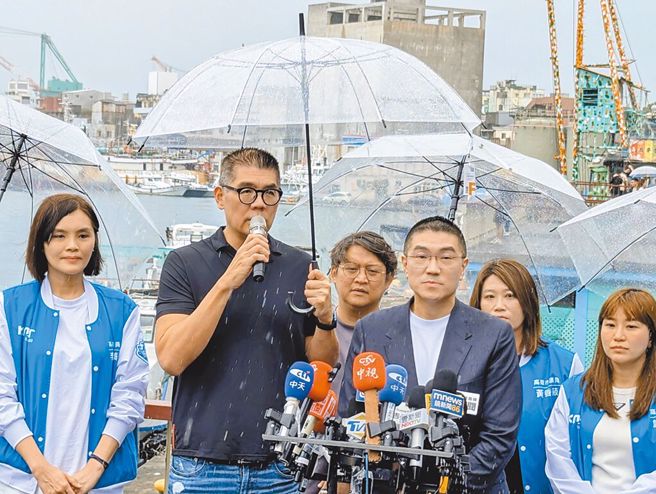 國民黨副主席連勝文（左二）22日與高雄市議員李眉蓁（左一）等人到基隆力挺基隆市長謝國樑（右三）。（資料照，張志康攝）