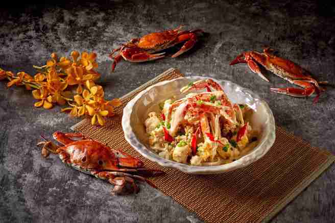 福容台北一馆福粤楼推出「葱姜奶焗万里蟹」食材选用新北万里产地直送三点蟹。(福容饭店提供)