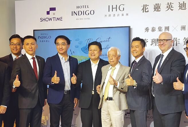 秀泰集團跨足觀光產業，將於2025年開出花蓮英迪格酒店，秀泰集團董事長廖治德（右三）、總經理廖偉銘（右二），及IHG洲際酒店集團大中華區總裁Daniel Aylmer（右一）等人，25日共同宣布此一訊息。圖／姚舜