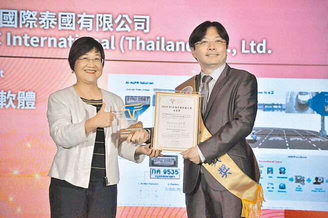 侨委会委员长徐佳青（左）颁发「海外臺商精品奖」，远拓泰执行长陈声铿（右）代表接受。图／远拓泰提供