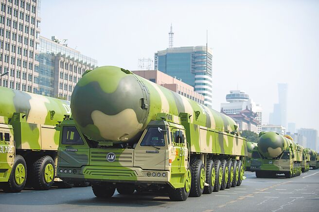 共軍火箭軍25日試射1枚洲際彈道飛彈。大陸媒體推測很可能是「東風-41或東風-31」。圖為北京天安門廣場閱兵典禮上的東風-41。（新華社）