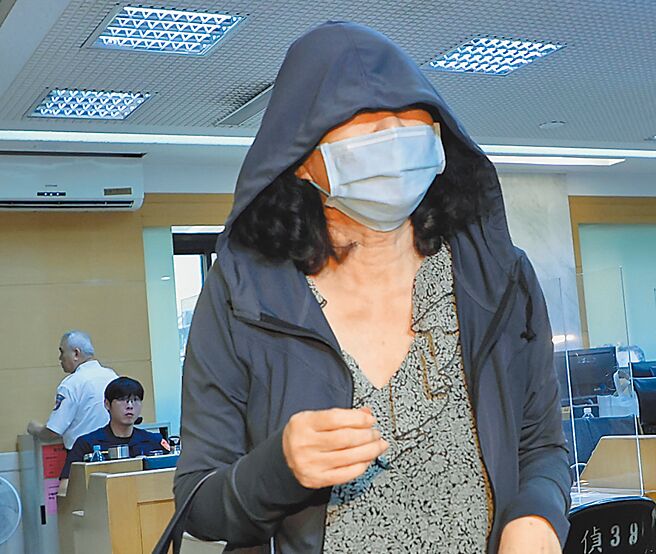 台北地检署侦办进口蛋案，25日复讯后，谕知超思负责人秦语乔200万交保，秦不发一语离开法院。（郭吉铨摄）