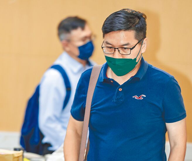 台北地检署侦办进口蛋案，亮采负责人林宜龙（后）25日讯后谕知100万交保、亮采员工林昌宪（前）30万交保，两人在媒体包围下步出法院。（郭吉铨摄）