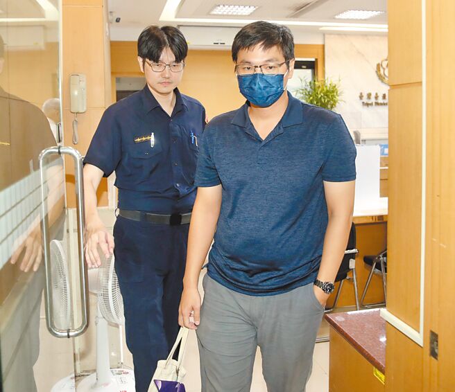 台北地检署侦办进口蛋案，复讯后25日谕知畜产会前专员吴俊达以50万元交保。（陈君玮摄）