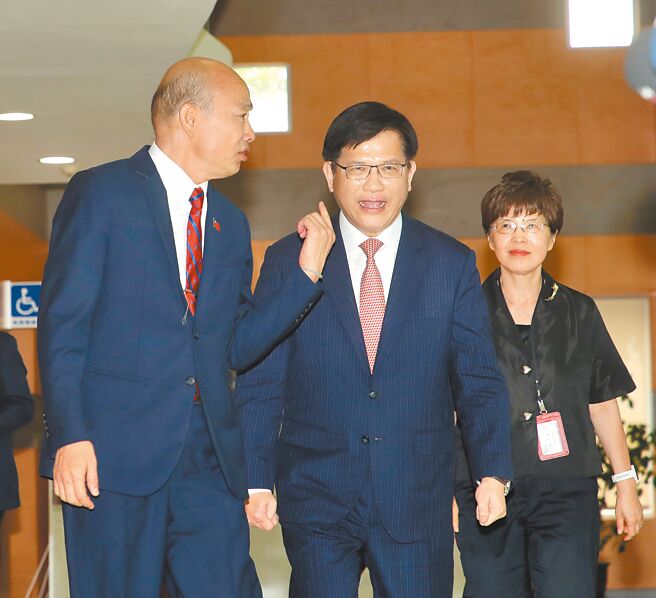 台湾民主基金会25日召开董事会，一致通过代理执行长廖达琪真除。图为立法院长、基金会董事长韩国瑜（左起）与外交部长林佳龙、廖达琪。（刘宗龙摄）