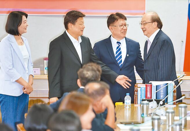 国民党立法院党团25日举行党团书记长、首席副书记长就职典礼，民进党团总召柯建铭（右）到场，并向国民党团书记长林思铭（右二起）、总召傅昆萁、首席副书记长王鸿薇致意。（姚志平摄）