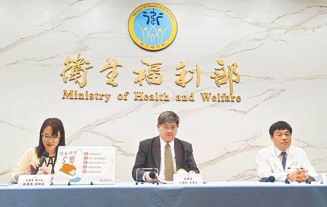 行政院拍板「国家级防疫一体抗生素抗药性管理行动计画」，食药署副署长王德原（中）说明食药署加强查核抗生素无处方贩售情形。（王家瑜摄）