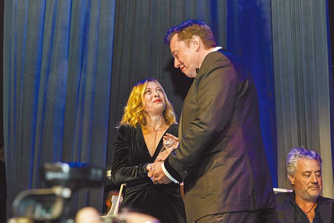 特斯拉执行长马斯克（右）与义大利总理梅洛尼（左）的密切互动成为外界焦点，图为马斯克颁奖给梅洛尼。（美联社）