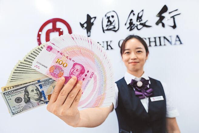 相隔1年又4個多月，人民幣兌美元匯率收復「7字頭」大關。（中新社）