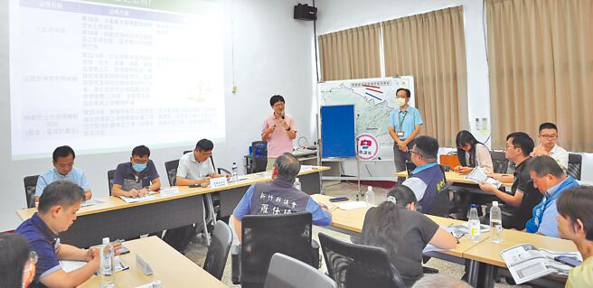 台水第3區處25日辦理鳳山溪流域自來水水質水量保護區畫設座談會，向民眾說明畫設原因，以及畫設後帶來的益處。（邱立雅攝）