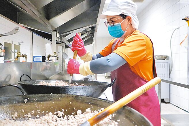 弘道老人福利基金会台中服务处致力弱势长辈送餐服务，聘请营养师设计银髮族菜单，成立中央厨房，由专业厨师烹煮料理。（冯惠宜摄）