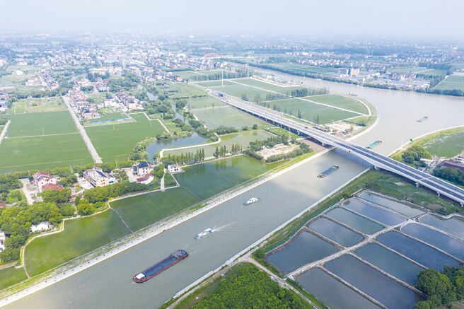 隨著經濟總量不斷增加，大陸東部、中部、西部、東北四區域人均GDP差距正逐步縮小。（新華社）