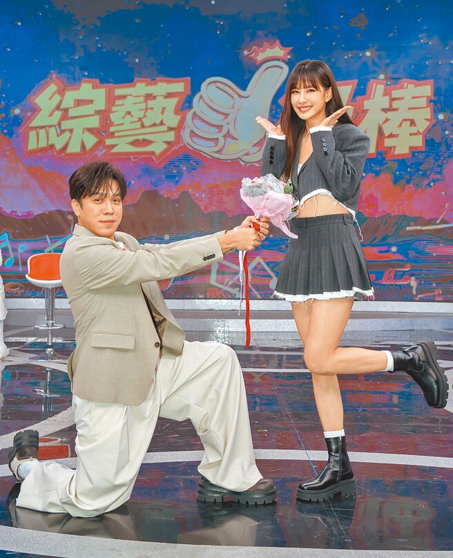 安心亚（右）登上《综艺一级棒》，作势被许志豪下跪求婚。（罗永铭摄）