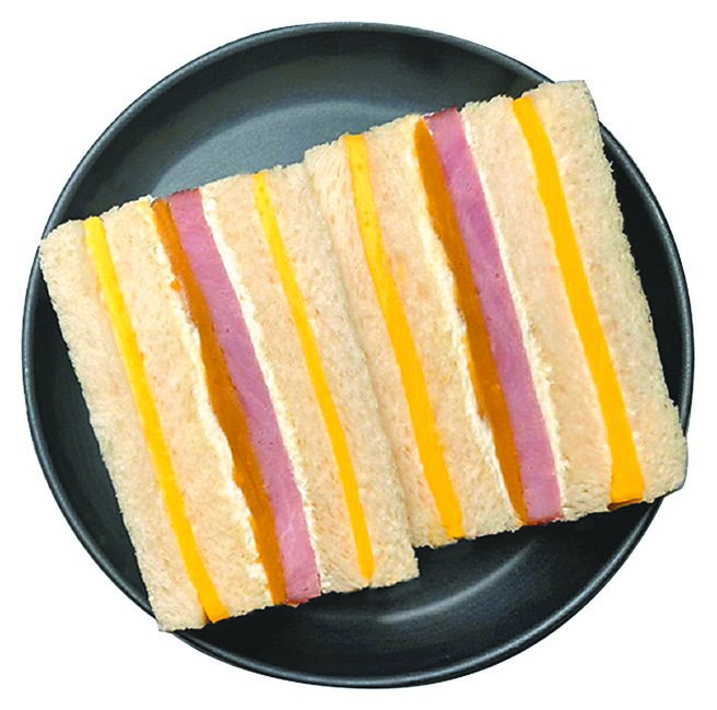 远东Garden City花园绿廊全台首店「柴窑火腿制造所」今（26日）开幕，图为大巨蛋店限定口味－黄金地瓜厚切火腿三明治。（远东Garden City提供）