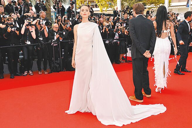 艾拉杭特佩戴蕭邦鑽石項鍊和耳環，風華絕代。（CHOPARD提供）