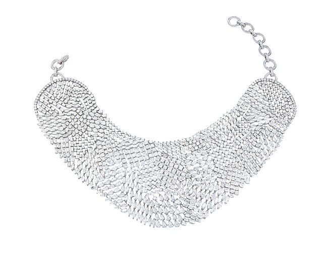 蕭邦鑽石珠寶套組，含項鍊（見圖）、耳環與戒指，鑲嵌上千顆鑽石，5758萬元。 （CHOPARD提供）