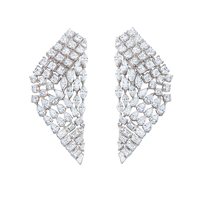 蕭邦鑽石珠寶套組，含項鍊、耳環（見圖）與戒指，鑲嵌上千顆鑽石，5758萬元。 （CHOPARD提供）