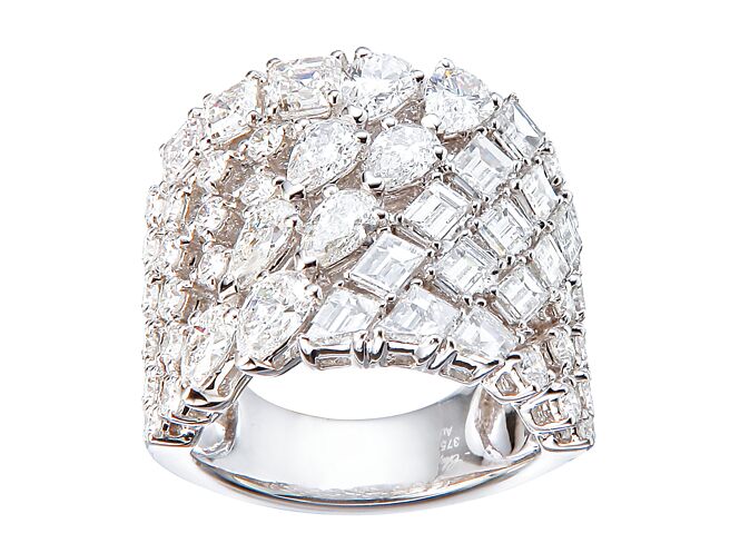 蕭邦鑽石珠寶套組，含項鍊、耳環與戒指（見圖），鑲嵌上千顆鑽石，5758萬元。 （CHOPARD提供）