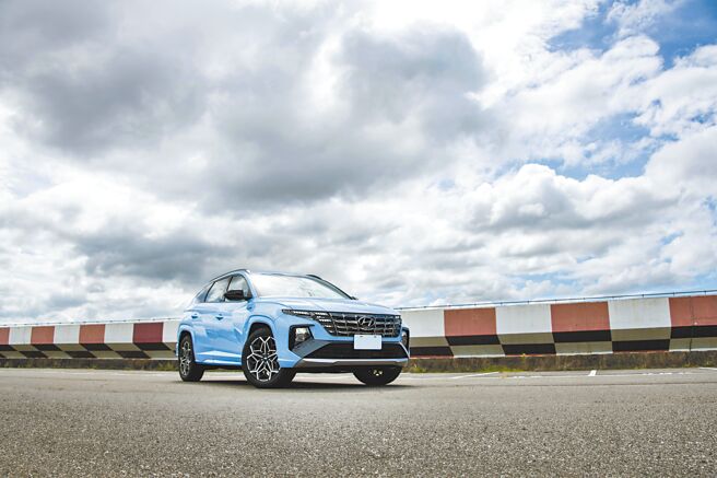 HYUNDAI次世代個性跑旅TUCSON L N Line，全車採用N Line專屬「性能藍」塗裝，車頭隱藏式飛翼日行燈擁有不容錯認的辨識度，售價111.9萬元。（陳大任攝）