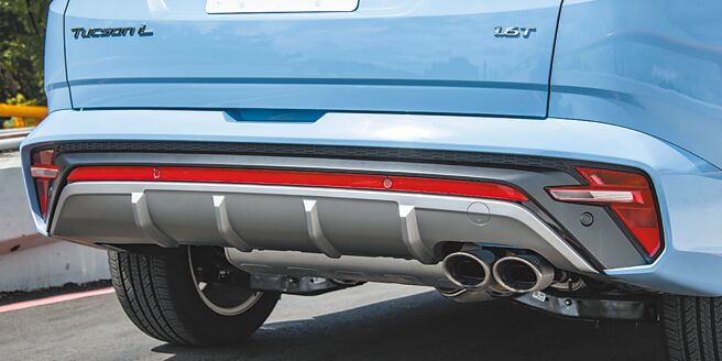 N Line專屬空力分流後保桿搭配雙出金屬尾管，讓整個車尾看起來更具運動感。（陳大任攝）