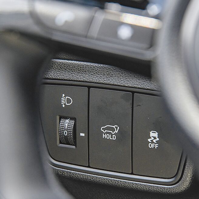 電動尾門可由駕駛座遙控啟閉。（陳大任攝）