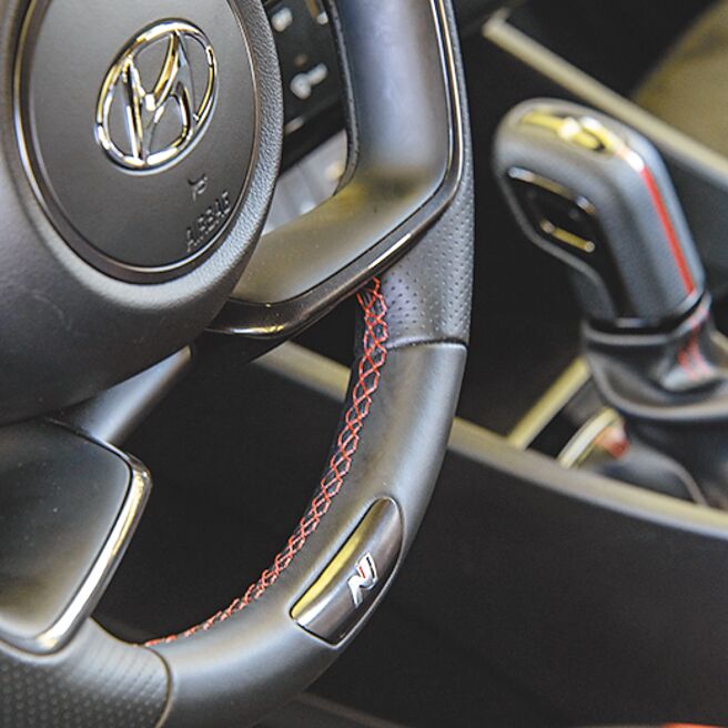 N Line專屬跑格多功能方向盤。（陳大任攝）