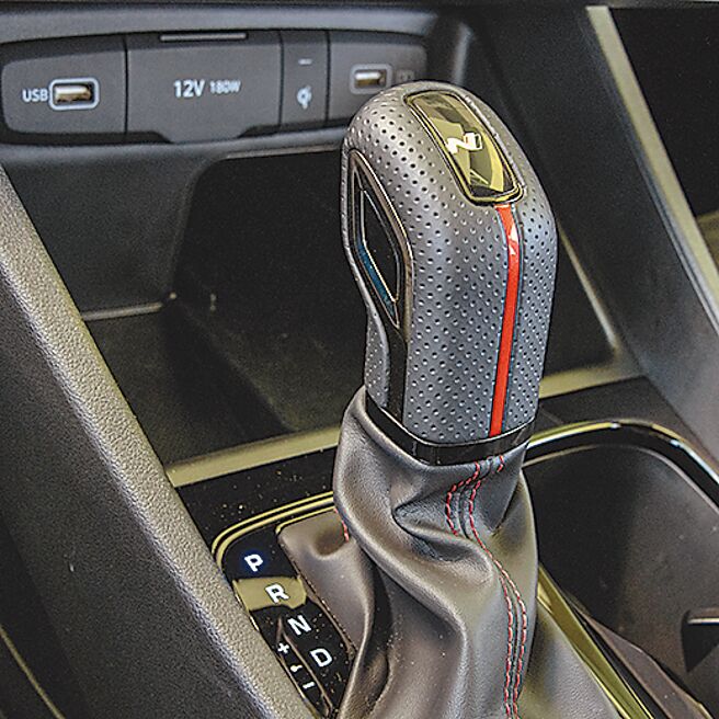 N Line專屬性能排檔桿。（陳大任攝）