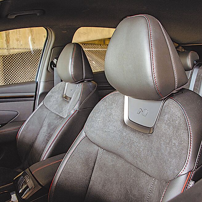 N Line專屬類麂皮運動座椅。（陳大任攝）