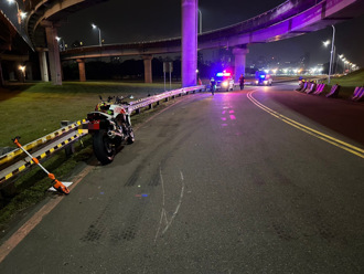 紅牌重機過彎撞護欄噴飛 46歲騎士送醫不治