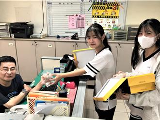 新北技术高中生制作「专属礼」 教师节活用技能谢师恩