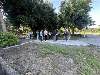 台糖所有地雜草叢生 高雄明鳳公園孳生小黑蚊 民代籲改善