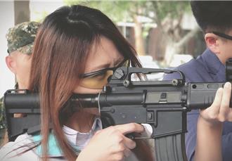 持槍照姿勢錯誤惹議   施淑婷：尊重網友自由表達