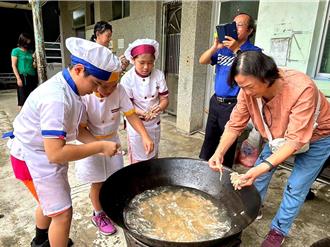 溝坪國小辦桌歡慶教師節 內門總鋪師攜手學子共煮「二路羹」