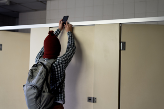 男潛女廁用手機偷窺女子如廁 動作太大被察覺當場遭逮