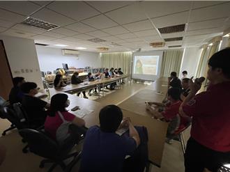 桃園消防重視移工宿舍防災  實地指導滅火器操作