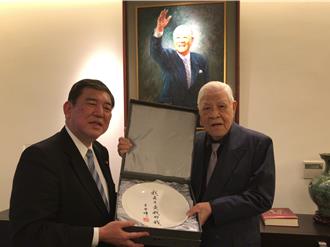 石破茂当选自民党总裁 李登辉曾赠他这一物